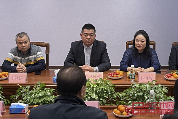 江門(mén)市居典紅木家具有限公司董事長(zhǎng)尹付林(右二)發(fā)表講話 江門(mén)市居典紅木家具有限公司董事長(zhǎng)尹付林(右二)發(fā)表講話