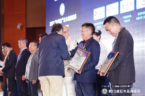 國方家居榮獲“2022紅木家具十大影響力品牌”,國方家居董事長上臺領獎(右二) 國方家居榮獲“2022紅木家具十大影響力品牌”,國方家居董事長上臺領獎(右二)