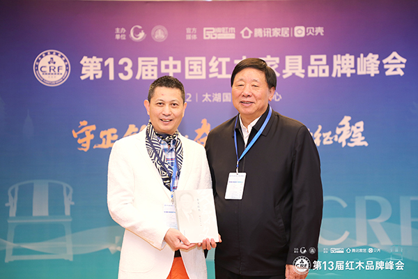 中共第十八屆中央委員、全國政協文化文史與學習委員會副主任葉小文(右)給紅古軒品牌創始人吳赤宇(左)贈送個人著作 中共第十八屆中央委員、全國政協文化文史與學習委員會副主任葉小文(右)給紅古軒品牌創始人吳赤宇(左)贈送個人著作