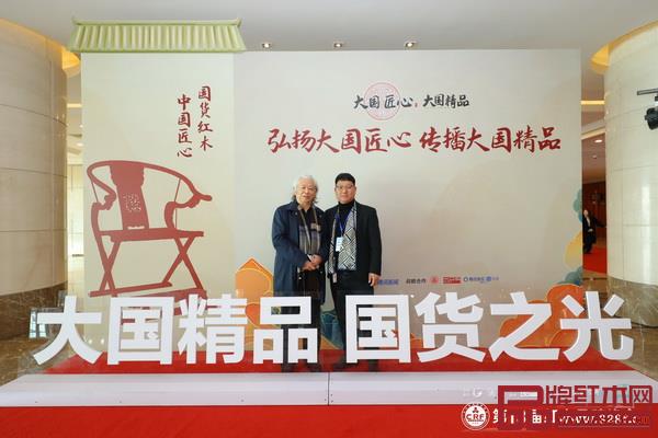 全國工商聯(lián)第十一屆執(zhí)委、全聯(lián)民間文物藝術(shù)品商會創(chuàng)會會長宋建文(左)與鼎順紅木蔣國順合影 全國工商聯(lián)第十一屆執(zhí)委、全聯(lián)民間文物藝術(shù)品商會創(chuàng)會會長宋建文(左)與鼎順紅木蔣國順合影