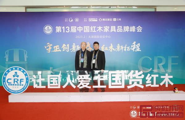 全聯(lián)藝術(shù)紅木家具專業(yè)委員會專家顧問、中國紅木家具技術(shù)專家曹新民(左)與鼎順紅木董事長蔣國順合影 全聯(lián)藝術(shù)紅木家具專業(yè)委員會專家顧問、中國紅木家具技術(shù)專家曹新民(左)與鼎順紅木董事長蔣國順合影