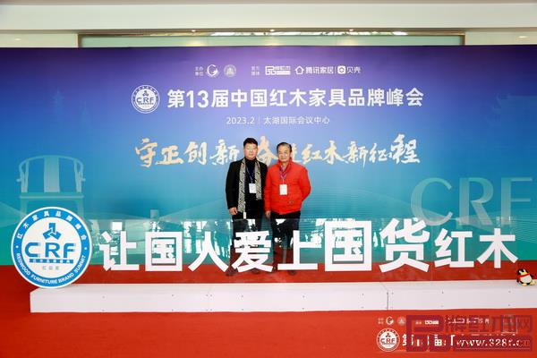 全聯(lián)藝術(shù)紅木家具專業(yè)委員會專家顧問、海南花梨文化研究會會長張志揚(yáng)(右)與鼎順紅木董事長蔣國順合影 全聯(lián)藝術(shù)紅木家具專業(yè)委員會專家顧問、海南花梨文化研究會會長張志揚(yáng)(右)與鼎順紅木董事長蔣國順合影