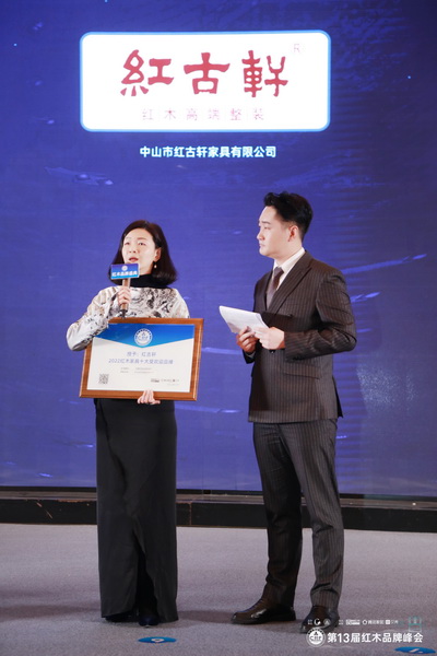 紅古軒營銷總監楊晶(左)接受中央電視臺主持人采訪 紅古軒營銷總監楊晶(左)接受中央電視臺主持人采訪