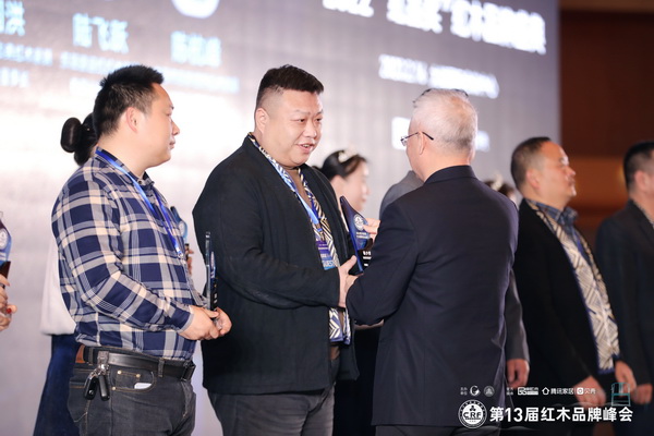 富雅家居董事長楊少輝(左二)領取“2022紅木家具十大風云企業家”獎杯 富雅家居董事長楊少輝(左二)領取“2022紅木家具十大風云企業家”獎杯