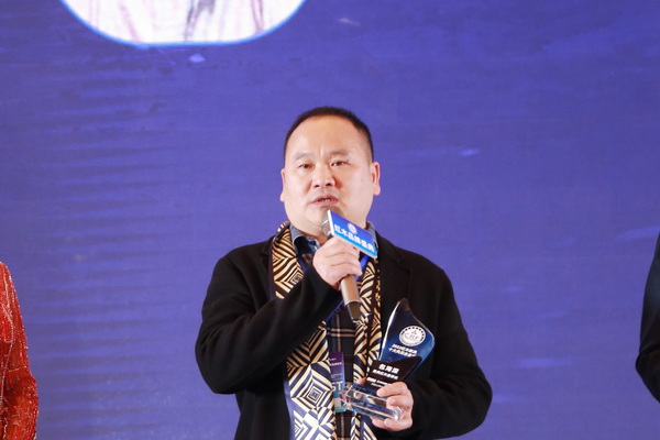 2022“紅品獎(jiǎng)”紅木品牌盛典—雅典紅木董事長(zhǎng)包海深接受臺(tái)上采訪
