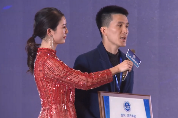 2022“紅品獎”紅木品牌盛典—風行華寶總經理區錦華接受臺上采訪