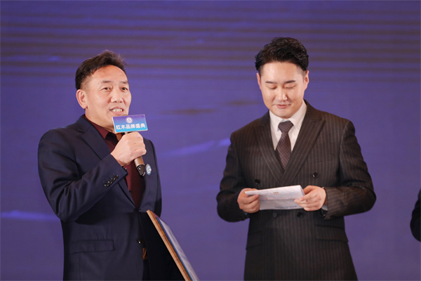 2022“紅品獎”紅木品牌盛典—國方家居董事長陳新平接受臺上采訪