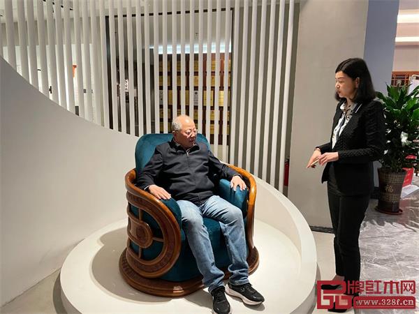 原文化部副部長、國家文物局原局長、中國文物保護基金會咨詢委員會主任勵小捷,與中山市大涌鎮黨委副書記、鎮長李家豪于紅古軒合影留念 原文化部副部長、國家文物局原局長、中國文物保護基金會咨詢委員會主任勵小捷,與中山市大涌鎮黨委副書記、鎮長李家豪于紅古軒合影留念