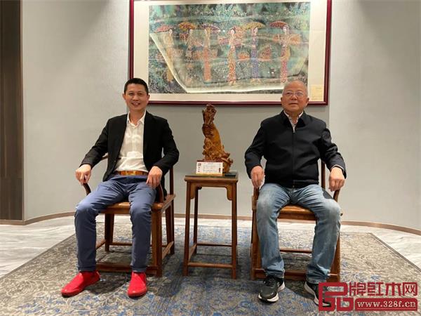 原文化部副部長、國家文物局原局長、中國文物保護基金會咨詢委員會主任勵小捷,與紅古軒品牌創始人吳赤宇合影留念 原文化部副部長、國家文物局原局長、中國文物保護基金會咨詢委員會主任勵小捷,與紅古軒品牌創始人吳赤宇合影留念