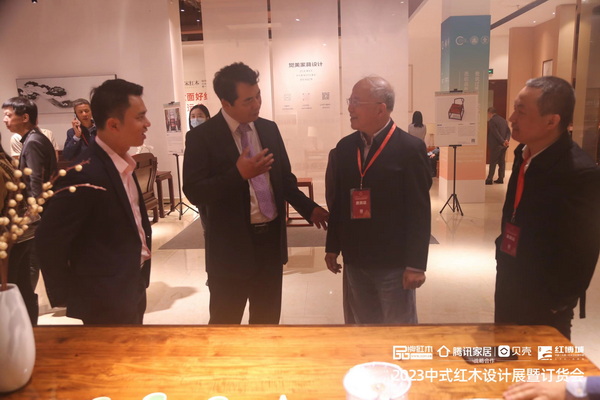 文化部原副部長、國家文物局原局長勵小捷(右二),中國林產工業(yè)協(xié)會執(zhí)行會長王滿(左二)參觀設計展 文化部原副部長、國家文物局原局長勵小捷(右二),中國林產工業(yè)協(xié)會執(zhí)行會長王滿(左二)參觀設計展