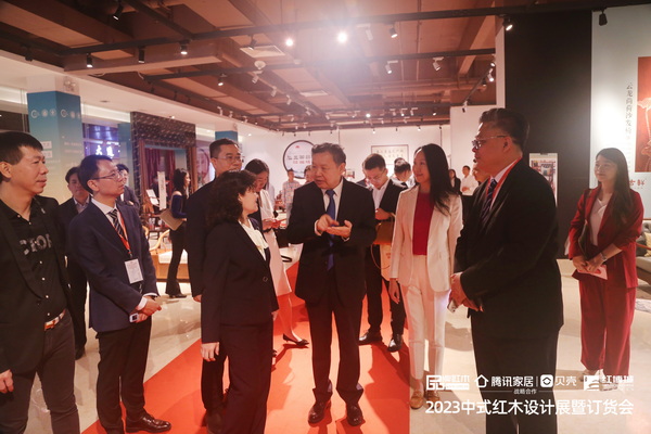 中國家具協(xié)會理事長徐祥楠,中國家具協(xié)會秘書長屠祺,中山市委常委劉美新等領導嘉賓參觀設計展 中國家具協(xié)會理事長徐祥楠,中國家具協(xié)會秘書長屠祺,中山市委常委劉美新等領導嘉賓參觀設計展