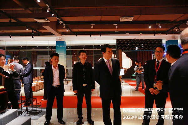 中國林產工業(yè)協(xié)會執(zhí)行會長王滿(右三)、中山市副市長周作德(右二)等領導嘉賓參觀設計展 中國林產工業(yè)協(xié)會執(zhí)行會長王滿(右三)、中山市副市長周作德(右二)等領導嘉賓參觀設計展