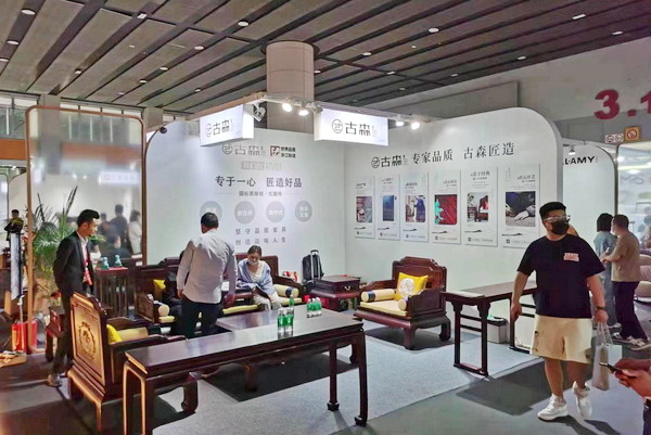 古森紅木展位人群絡繹不絕 古森紅木展位人群絡繹不絕