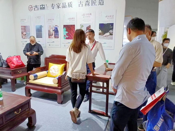 眾多經銷商、消費者前來展位咨詢 眾多經銷商、消費者前來展位咨詢