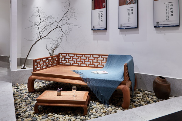 名雅居展廳一隅陳列著精品緬甸花梨羅漢床 名雅居展廳一隅陳列著精品緬甸花梨羅漢床
