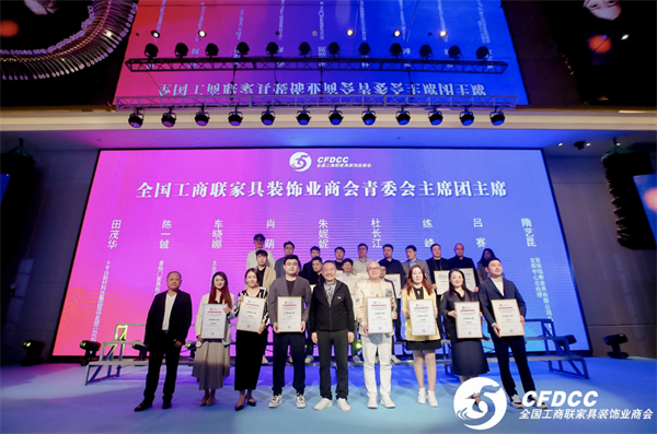 卓木王總裁 杜長江先生(右四)上臺接受榮譽獎牌 卓木王總裁 杜長江先生(右四)上臺接受榮譽獎牌