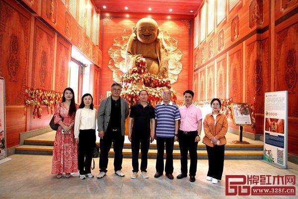 山東省紅木產品質量檢測中心主任朱峰(左四)與中山市紅木家具行業協會會長林志洪(左三)、全聯藝術紅木家具專業委員會專家顧問曹新民(右三)、中山市紅木古典家具學會會長、品牌紅木CEO林偉華(右二)等在大涌紅博城合影留念 山東省紅木產品質量檢測中心主任朱峰(左四)與中山市紅木家具行業協會會長林志洪(左三)、全聯藝術紅木家具專業委員會專家顧問曹新民(右三)、中山市紅木古典家具學會會長、品牌紅木CEO林偉華(右二)等在大涌紅博城合影留念