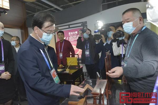 懷古董事長林志權(右)為時任福建省人民政府省長王寧(左)介紹仙游古典家具榫卯制作工藝 懷古董事長林志權(右)為時任福建省人民政府省長王寧(左)介紹仙游古典家具榫卯制作工藝