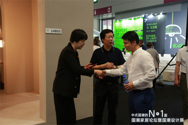 深圳家具研究開發院院長、南京林業大學博士生導師許柏鳴(中)蒞臨國潮設計展,與全聯藝術紅木家具專業委員會執行會長林偉華(右)交流 深圳家具研究開發院院長、南京林業大學博士生導師許柏鳴(中)蒞臨國潮設計展,與全聯藝術紅木家具專業委員會執行會長林偉華(右)交流