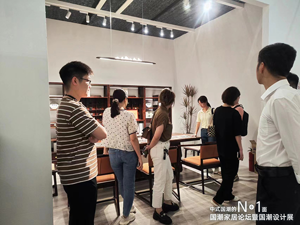 名木居·茶悅展位現(xiàn)場(chǎng)觀展者絡(luò)繹不絕 名木居·茶悅展位現(xiàn)場(chǎng)觀展者絡(luò)繹不絕