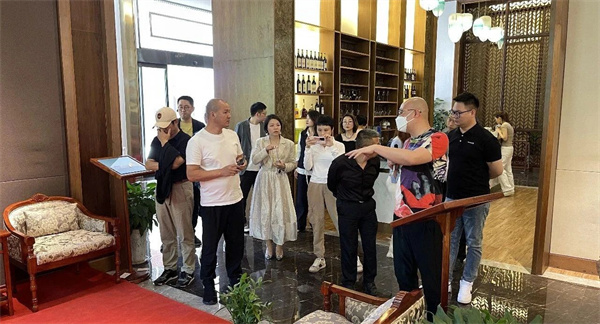 卓木王總裁杜長江陪同創新設計聯盟嘉賓參觀卓木王中式整裝博物館
