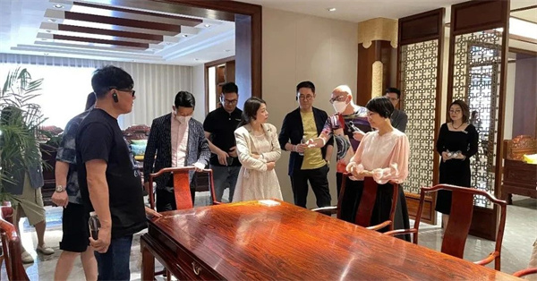卓木王總裁杜長江帶領嘉賓參觀了卓木王中式整裝博物館 卓木王總裁杜長江帶領嘉賓參觀了卓木王中式整裝博物館