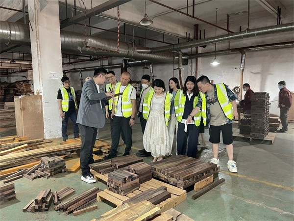 創新設計聯盟嘉賓參觀工廠及雕刻車間 創新設計聯盟嘉賓參觀工廠及雕刻車間