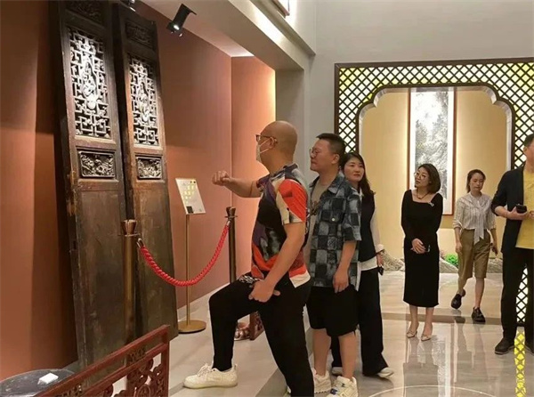 卓木王杜長江總裁與創新設計聯盟嘉賓參觀龍景雷迪森莊園龍景上院純心木雕竹編藝術藏館