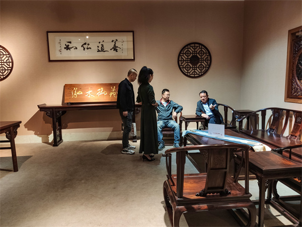 設計展上觀眾試坐家具