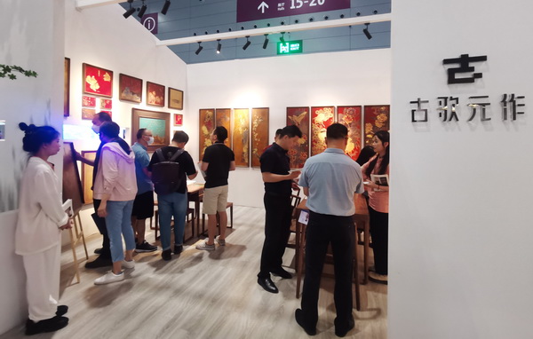 古歌元作銅彩畫獨居一格，吸引了眾多參會者的興趣