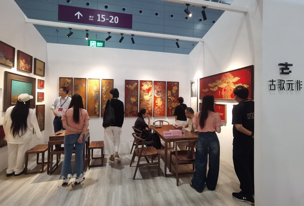 古歌元作銅彩畫風(fēng)格鮮明