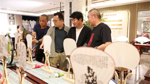 眾嘉賓現場品鑒名家扇面 眾嘉賓現場品鑒名家扇面