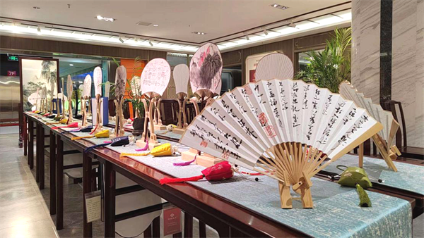 眾嘉賓現場品鑒名家扇面 眾嘉賓現場品鑒名家扇面