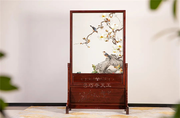 蘇繡屏風(fēng)花鳥圖【絨毛黃檀】 蘇繡屏風(fēng)花鳥圖【絨毛黃檀】