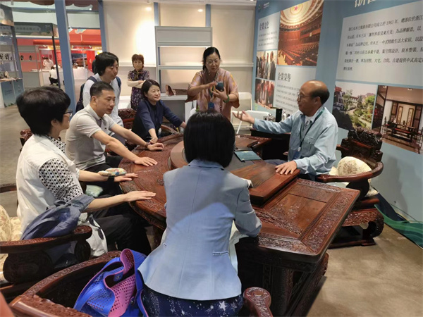 相關領導蒞臨卓木王展位參觀指導,與杜承三親切交談 相關領導蒞臨卓木王展位參觀指導,與杜承三親切交談