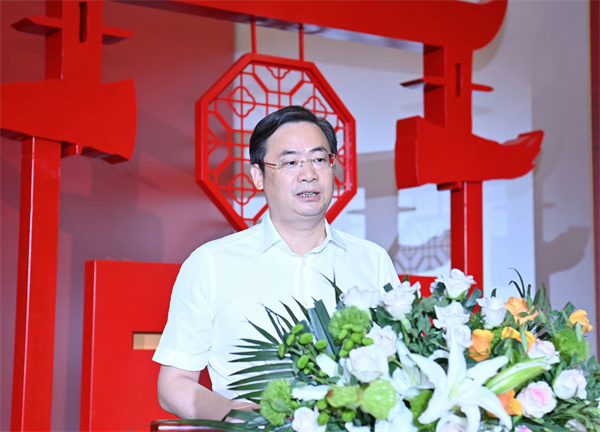 東陽(yáng)市委書記樓瑯堅(jiān)在開幕式上致辭