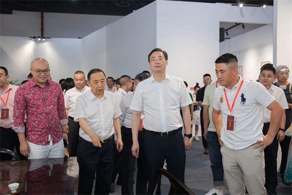 卓木王總裁杜長江先生為蒞臨展位的領導介紹參展產品 卓木王總裁杜長江先生為蒞臨展位的領導介紹參展產品