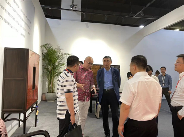 卓木王總裁杜長江先生為蒞臨展位的領導介紹參展產品 卓木王總裁杜長江先生為蒞臨展位的領導介紹參展產品