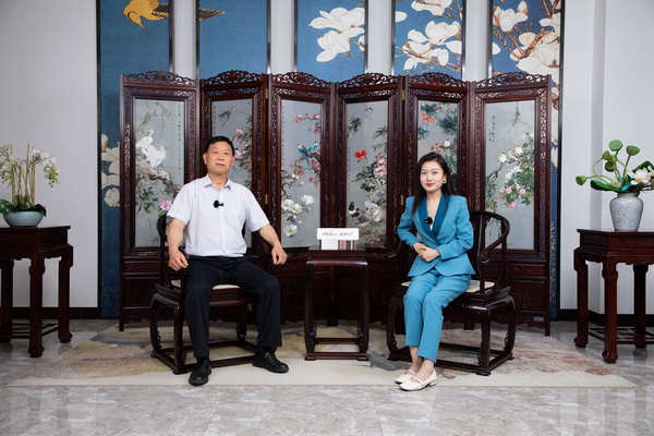 央視主持人專訪巧奪天工紅木董事長張愛冬
