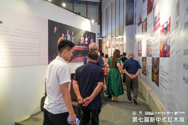 一眾領導嘉賓走進國方家居2023新中式紅木展展位品鑒紅木精品 一眾領導嘉賓走進國方家居2023新中式紅木展展位品鑒紅木精品