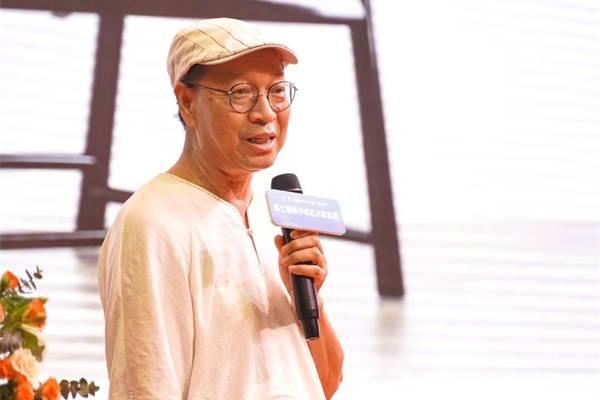 全聯(lián)藝術(shù)紅木家具專業(yè)委員會(huì)專家顧問、清華大學(xué)家具設(shè)計(jì)高研班特邀教授彭亮帶來《新中式紅木家具的未來一當(dāng)代新中式設(shè)計(jì)的思考》的主題分享 全聯(lián)藝術(shù)紅木家具專業(yè)委員會(huì)專家顧問、清華大學(xué)家具設(shè)計(jì)高研班特邀教授彭亮帶來《新中式紅木家具的未來一當(dāng)代新中式設(shè)計(jì)的思考》的主題分享
