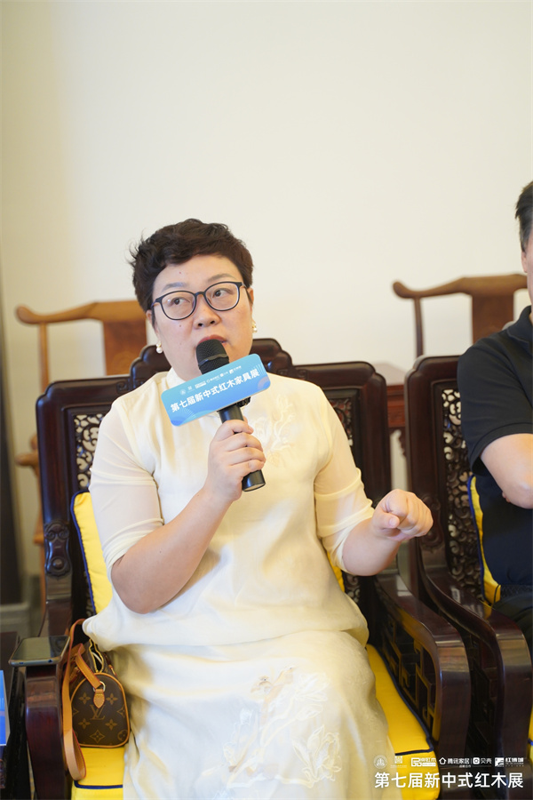 全聯藝術紅木家具專業委員會專家顧問、華南農業大學研究生導師郭瓊參與討論 全聯藝術紅木家具專業委員會專家顧問、華南農業大學研究生導師郭瓊參與討論