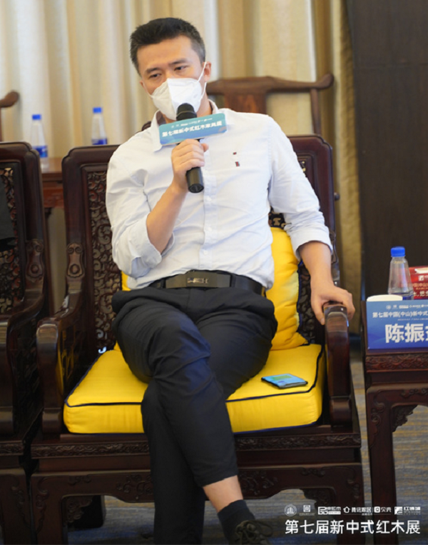 五邑大學(xué)研究生導(dǎo)師、廣東省新中式家具設(shè)計(jì)工程技術(shù)研究中心主任陳振益參與論壇討論