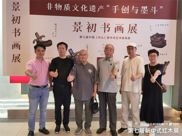 彭亮教授(右二)與與全聯(lián)藝術(shù)紅木家具專業(yè)委員會(huì)專家顧問胡景初(左三)、曹新民(右三)、郭瓊(右一)、深圳家具開發(fā)研究院院長(zhǎng)許柏鳴(左二)、全聯(lián)藝術(shù)紅木家具專業(yè)委員會(huì)執(zhí)行會(huì)長(zhǎng)林偉華(左一)在“景初書畫展”前合影留念 彭亮教授(右二)與與全聯(lián)藝術(shù)紅木家具專業(yè)委員會(huì)專家顧問胡景初(左三)、曹新民(右三)、郭瓊(右一)、深圳家具開發(fā)研究院院長(zhǎng)許柏鳴(左二)、全聯(lián)藝術(shù)紅木家具專業(yè)委員會(huì)執(zhí)行會(huì)長(zhǎng)林偉華(左一)在“景初書畫展”前合影留念
