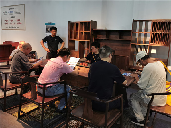 云吉智造林總給專家評審團講解《盾派茶臺》的設計巧思 云吉智造林總給專家評審團講解《盾派茶臺》的設計巧思