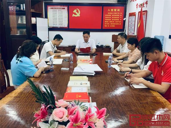 國方家居黨支部書記陳新平帶領全體黨員進行安全生產學習 國方家居黨支部書記陳新平帶領全體黨員進行安全生產學習