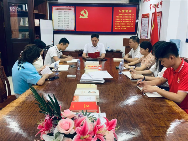 國方家居黨支部書記陳新平帶領黨員開展安全生產學習