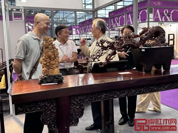 高級工藝美術師、國方家居創始人陳新平（左二）與評委交流