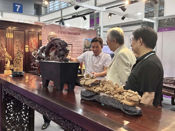 國方家居亮相2023粵港澳大灣區工藝美術博覽會，精品紅木和木雕作品備受關注！