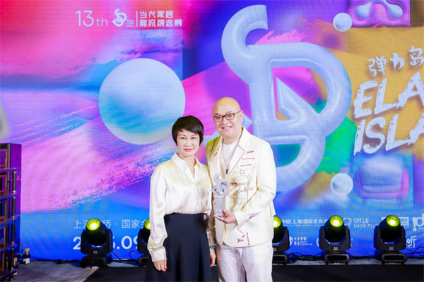 紅星美凱龍聯合創始人、紅星美凱龍控股集團聯席董事長車建芳為卓木王總裁杜長江頒獎 紅星美凱龍聯合創始人、紅星美凱龍控股集團聯席董事長車建芳為卓木王總裁杜長江頒獎